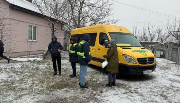 У Сумах на місці влучання безпілотника РФ відновлюють електропостачання