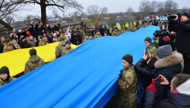 Представники чотирьох областей провели на мосту акцію до річниці Акту Злуки