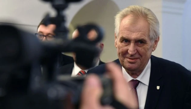 Президента Чехії госпіталізували з переломом руки