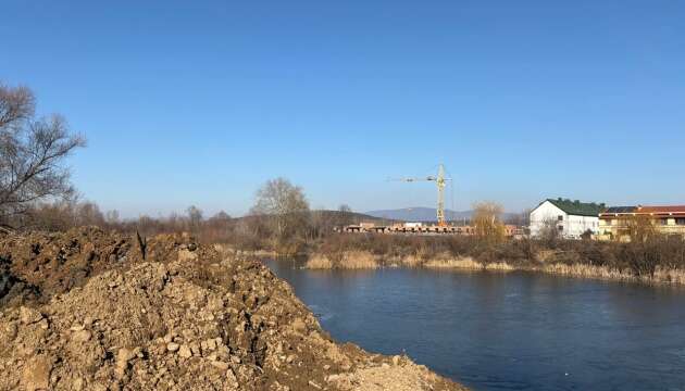 В Ужгороді засипали Чорне озеро будівельним сміттям - міськрада створює комісію