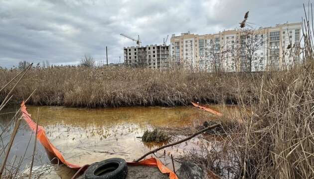 Із Південного Бугу вже відкачали 300 тонн олії