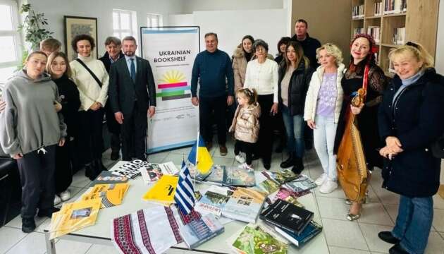 У грецькому місті Неа-Муданья з’явилася «Українська книжкова поличка»