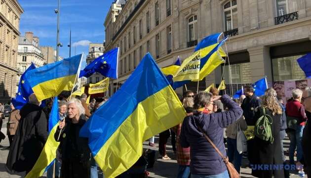 У Парижі понад 10 тисяч людей зібрались на мітинг до третьої річниці великої війни