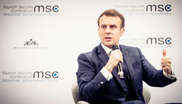 Франція готова допомогти Навальному і його родині – Макрон