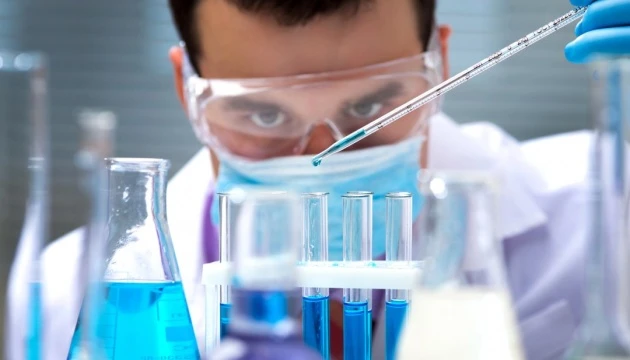 Johnson&Johnson призупинила випробування вакцини проти COVID-19