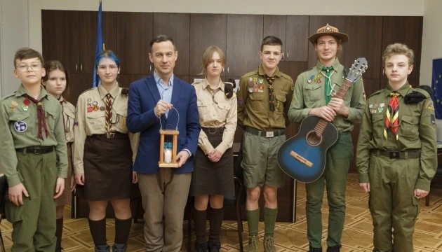 Пластуни передали Вифлеємський вогонь Укрінформу