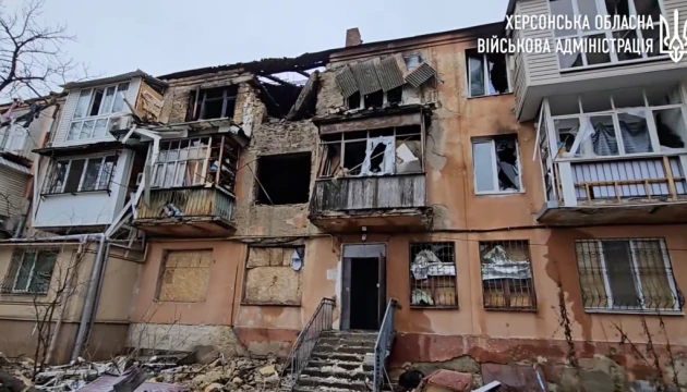 Херсон під ворожим вогнем: росіяни влучили в будинок та обстріляли ринок