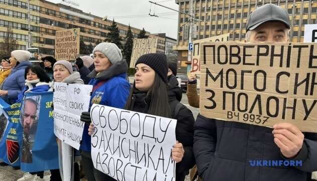 У Запоріжжі родини військовополонених провели акцію «Не мовчи, полон вбиває»