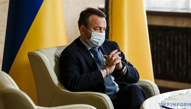 Українською та угорською: у Берегові голова ОДА вітав гімназистів віршами