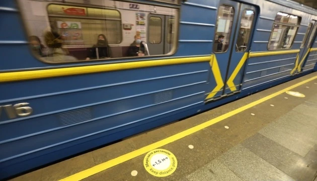 У метро Києва змінили рух на 