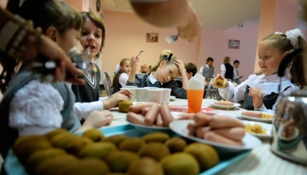 Порушення норм харчування знайшли майже в кожному четвертому шкільному меню