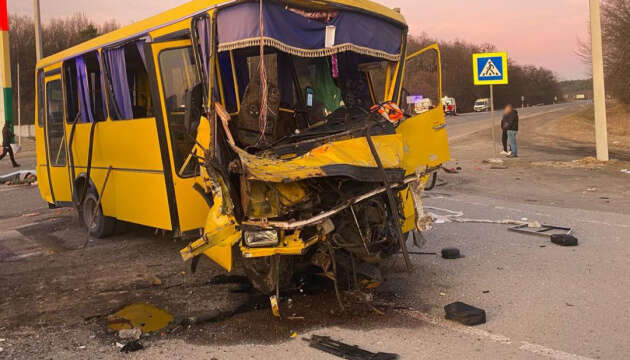 На Львівщині автобус зіткнувся з вантажівкою: один загиблий і 16 поранених, серед них - четверо дітей