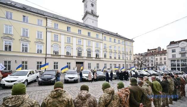 У Львові передали військовим 35 автомобілів, на які задонатили 49 тисяч людей