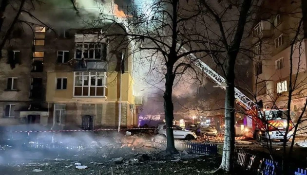 У чернігівській п'ятиповерхівці через влучання дрона частково зруйновані два поверхи