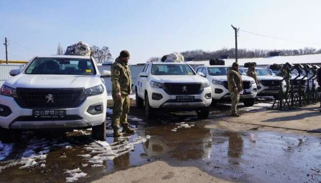 Захисники неба на Сумщині отримали 10 пікапів та комп’ютерну і цифрову техніку