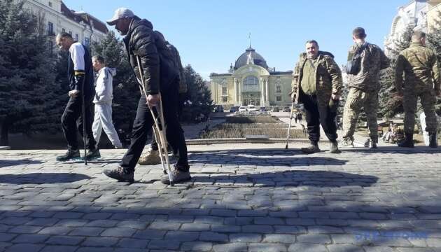 У Чернівцях для 30 військових із пораненнями організували виїзну екскурсію містом