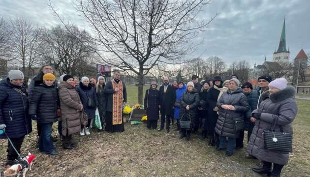 Українці Естонії поклали квіти до Шевченківського дуба та пам’ятного каменя у Таллінні