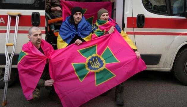 Двоє прикордонників з Луганщини повернулися додому після обміну полоненими