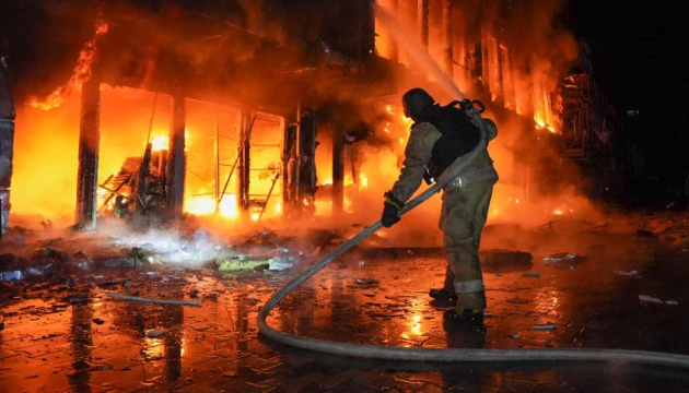 Рятувальники упродовж доби 111 разів виїздили на ліквідацію наслідків російських обстрілів