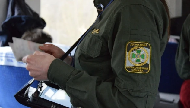 Які документи обов’язкові під час виїзду чоловіків за кордон - висновок Верховного суду