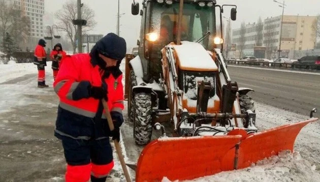 На дорогах у Києві ожеледиця, працює понад 280 одиниць спецтехніки