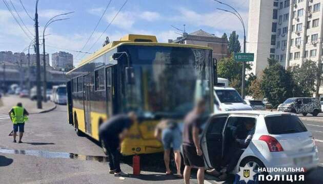 У Києві легковик зіткнувся з тролейбусом, постраждали двоє людей