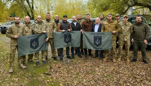 Київщина передала бійцям полку «Яструби» десять пікапів