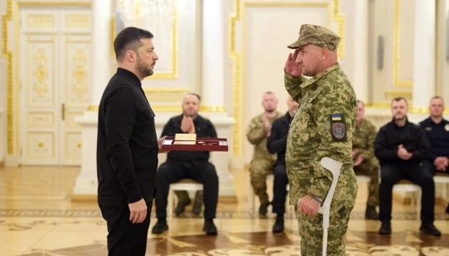 Зеленський відзначив воїнів орденами і передав нагороди родинам загиблих Героїв України