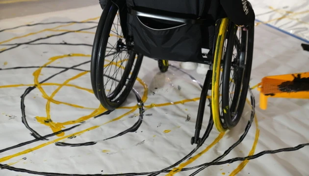 У Львові ветеран встановив рекорд України - створив мистецьке полотно за допомогою крісла колісного