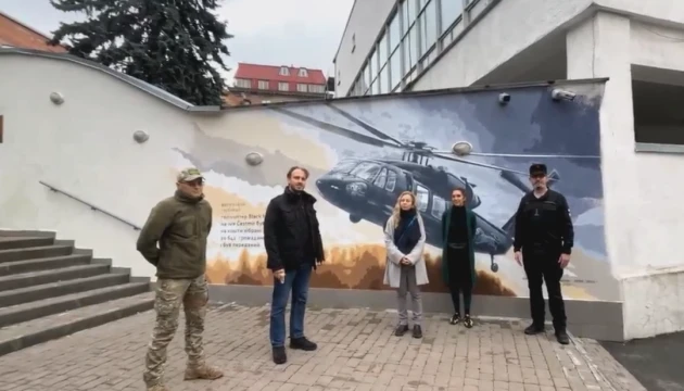 У Києві відкрили мурал на честь гелікоптера Black Hawk, подарованого чеською громадою