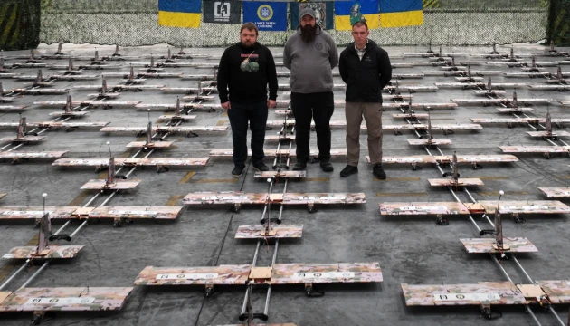 Українська діаспора передала спецпризначенцям 200 дронів «Блискавка»