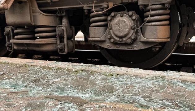 На Харківщині ворожий дрон атакував тепловоз, постраждав залізничник