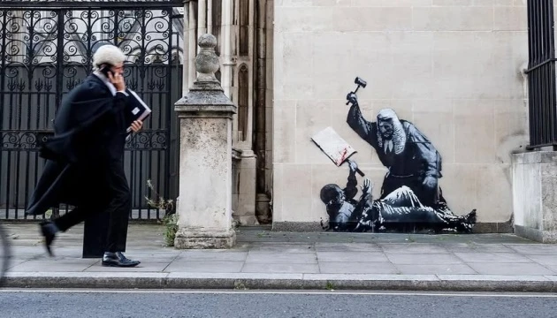 Мурал Бенксі на стіні Королівського суду у Лондоні замалювали