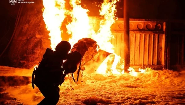 На Чернігівщині війська РФ вдарили по рятувальниках, які гасили пожежу після обстрілу - є поранені