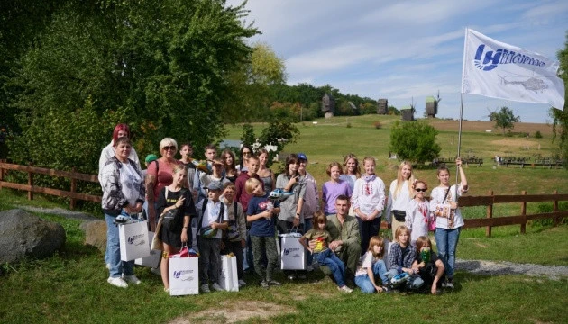 «Українські вертольоти» провели у Пирогові фольклорне свято для дітей загиблих Захисників та Захисниць