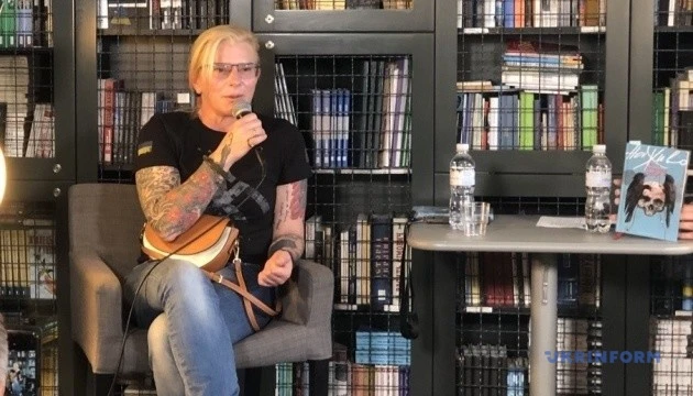 Військова Тайра у Чернівцях презентувала свою дебютну збірку поезій «Наживо»
