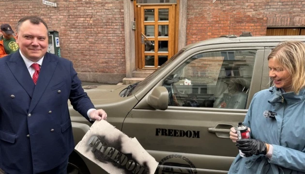 З Норвегії відправили конвой позашляховиків для ЗСУ