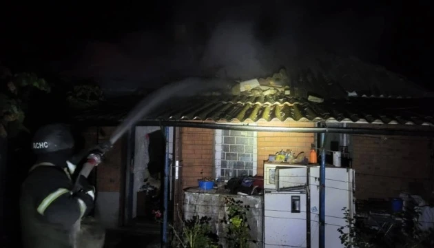 Ворог вночі вдарив по Нікопольському району дронами та з артилерії, постраждав 19-річний хлопець