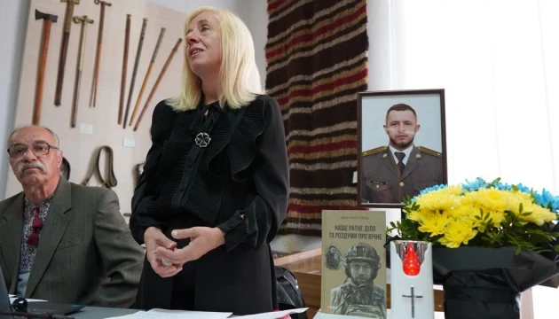 На Прикарпатті презентували поетичну збірку Максима Ємця «Єнота», яку він писав в окопах