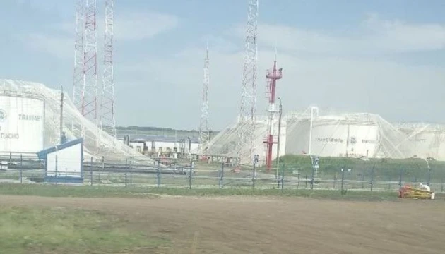 Росіяни почали захищати нафтобази від українських дронів сітками - АТЕШ