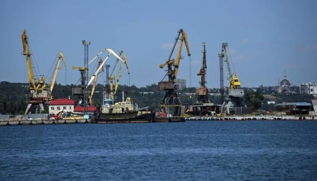 Російські загарбники вивезли через порт Маріуполя понад 36 тисяч тонн украденого зерна