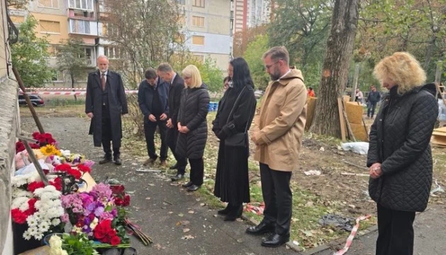 Посли країн Північної Європи та Балтії вшанували пам'ять загиблої внаслідок атаки РФ 12-річної киянки