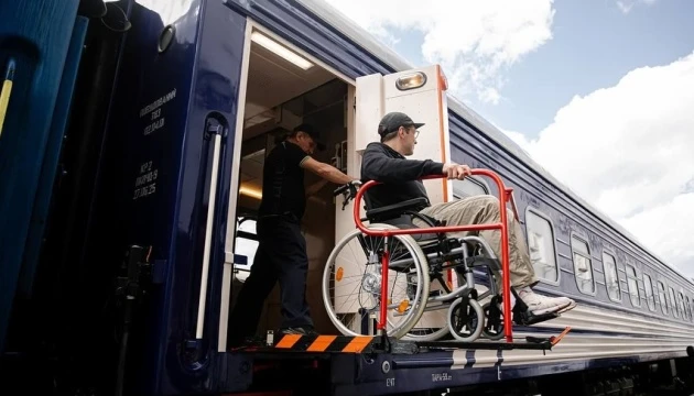 Укрзалізниця вже облаштувала понад 60 вагонів інклюзивними купе