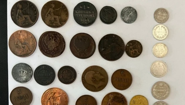 Митники запобігли спробі вивезти до Болгарії колекцію старовинних монет