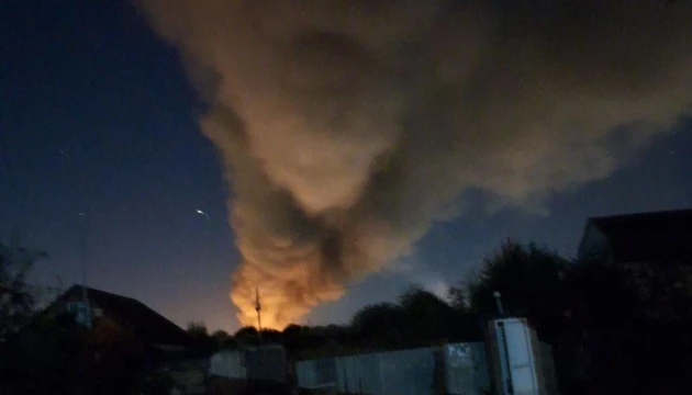 У Росії підтвердили влучання по НПЗ у Краснодарському краї та обмежили польоти в трьох аеропортах