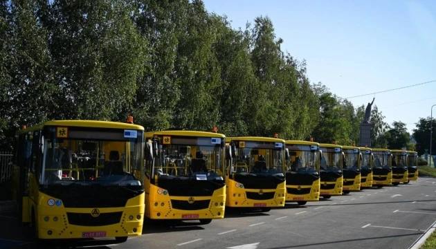 Десять громад Київщини отримали нові шкільні автобуси