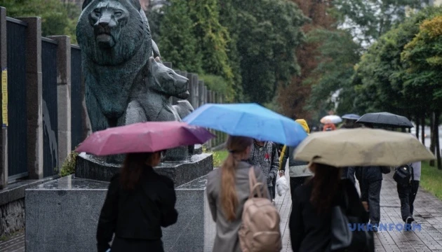 В Україні завтра дощитиме, вночі подекуди заморозки, вдень до +14°