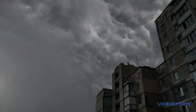 Рятувальники попереджають про грози, шквали та сильні зливи