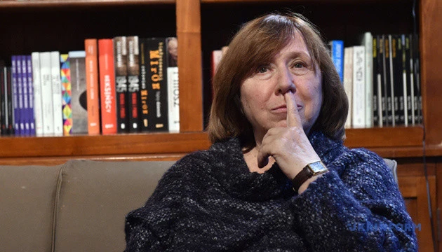 Нобелівська лауреатка Алексієвич прибула на допит у Слідком Білорусі