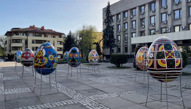 В Ужгороді напередодні Великодня розмістили на площі виставку писанок
